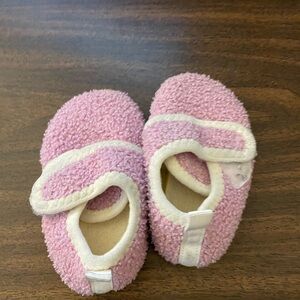Cozy Purple Plush Toddler slippers approx size 7-8